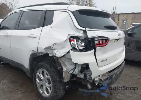 2024 Jeep Compass Latitude 4X4 z USA, uszkodzony, nr VIN 3C4NJDBN5RT103711